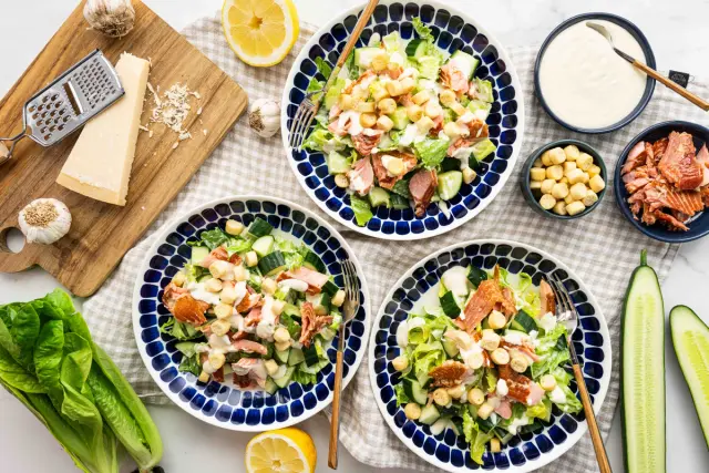 Ruokaboksin caesarsalaatti lämminsavustetulla lohella