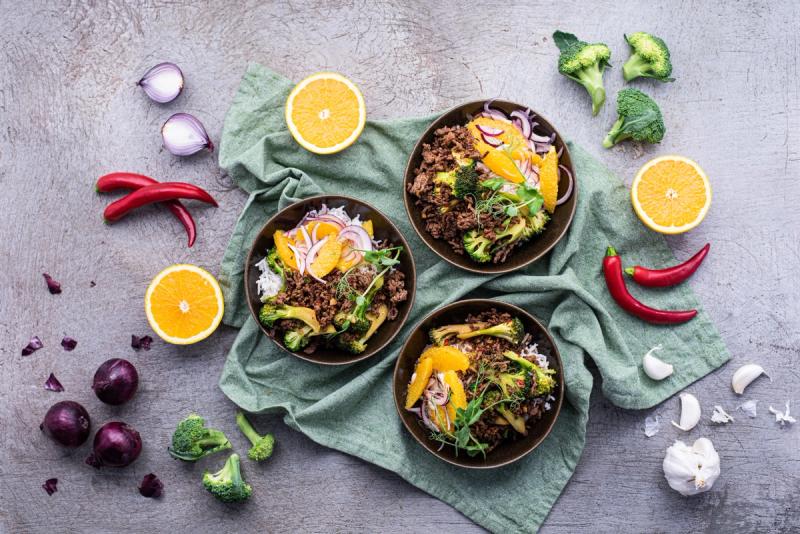 Asijské hovězí stir-fry s rýží a marinovaným pomerančem