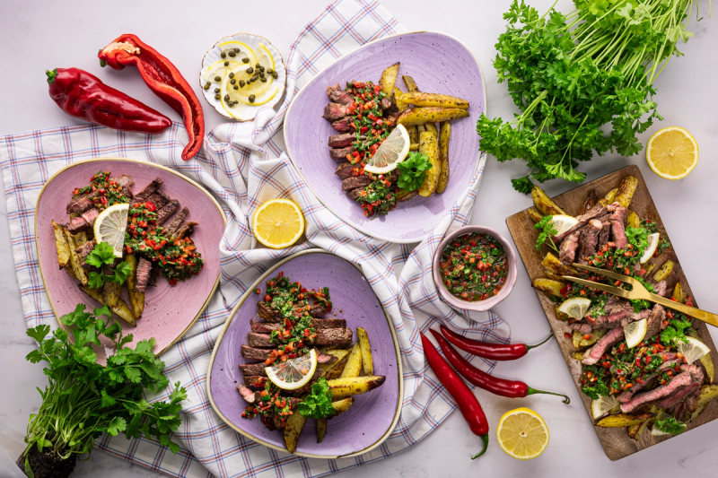 Šťavnaté hovězí steaky s chimichurri a pečenými bramborami