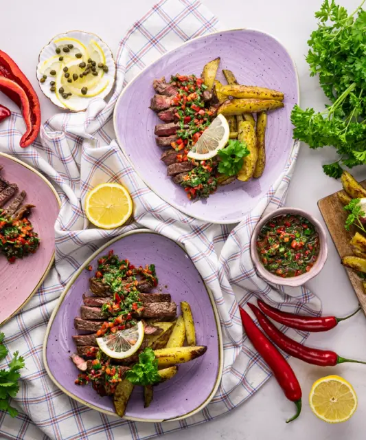 Mureat naudan entrecote-pihvit, chimichurria & paahdettuja perunoita