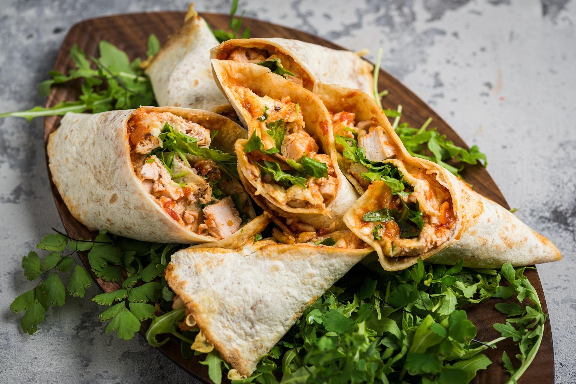 Tortiljarull kanaliha ja tomatikastmega