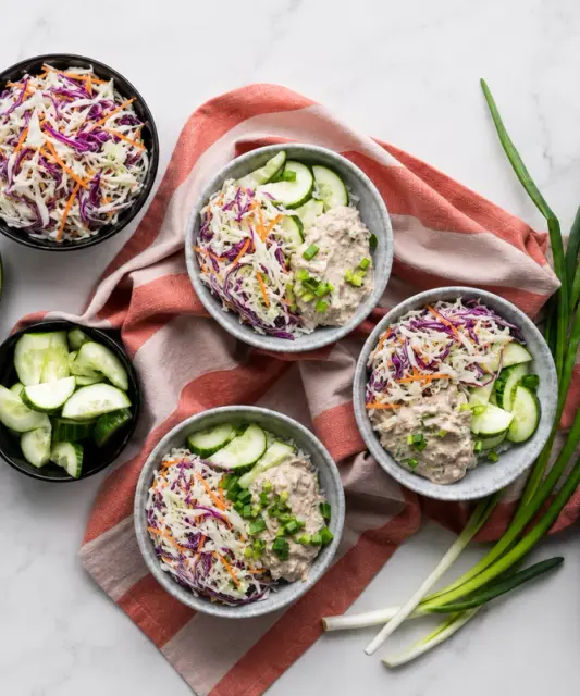 Riisikauss tuunikala ja marineeritud coleslaw salatiga