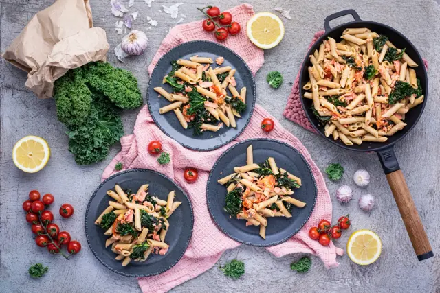 Gluteeniton kylmäsavulohipasta lehtikaalilla & kirsikkatomaateilla