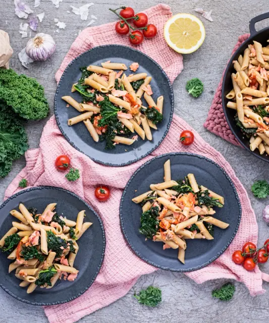 Ruokaboksin kylmäsavulohipasta lehtikaalilla & kirsikkatomaateilla