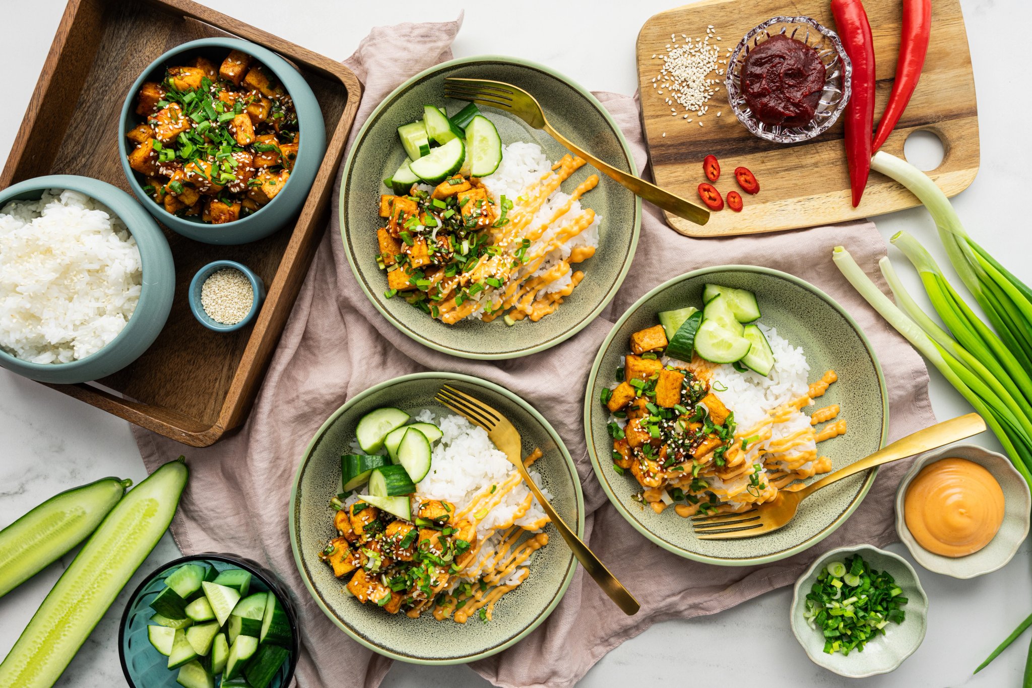 Tofua korealaisella gochujang-kastikkeella & riisiä