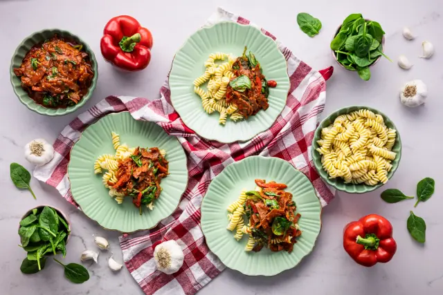 Tomaattinen pepperonipasta & pinaattia