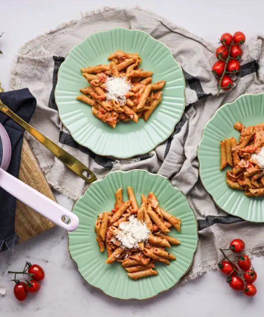 Delicious Pasta with Bacon, Sun-Dried Tomatoes and Italian Cheese