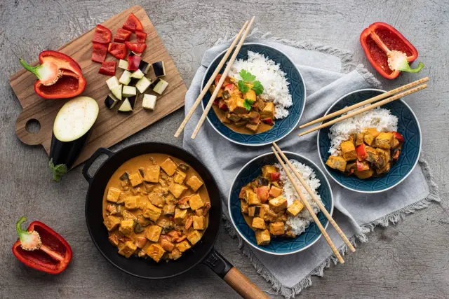 Ruokaboksin red curry tofusta & riisiä