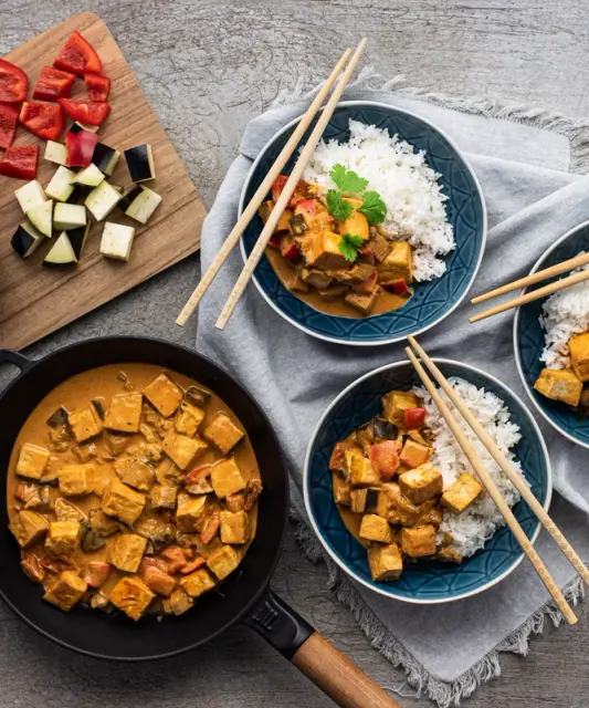 Ruokaboksin red curry tofusta & riisiä