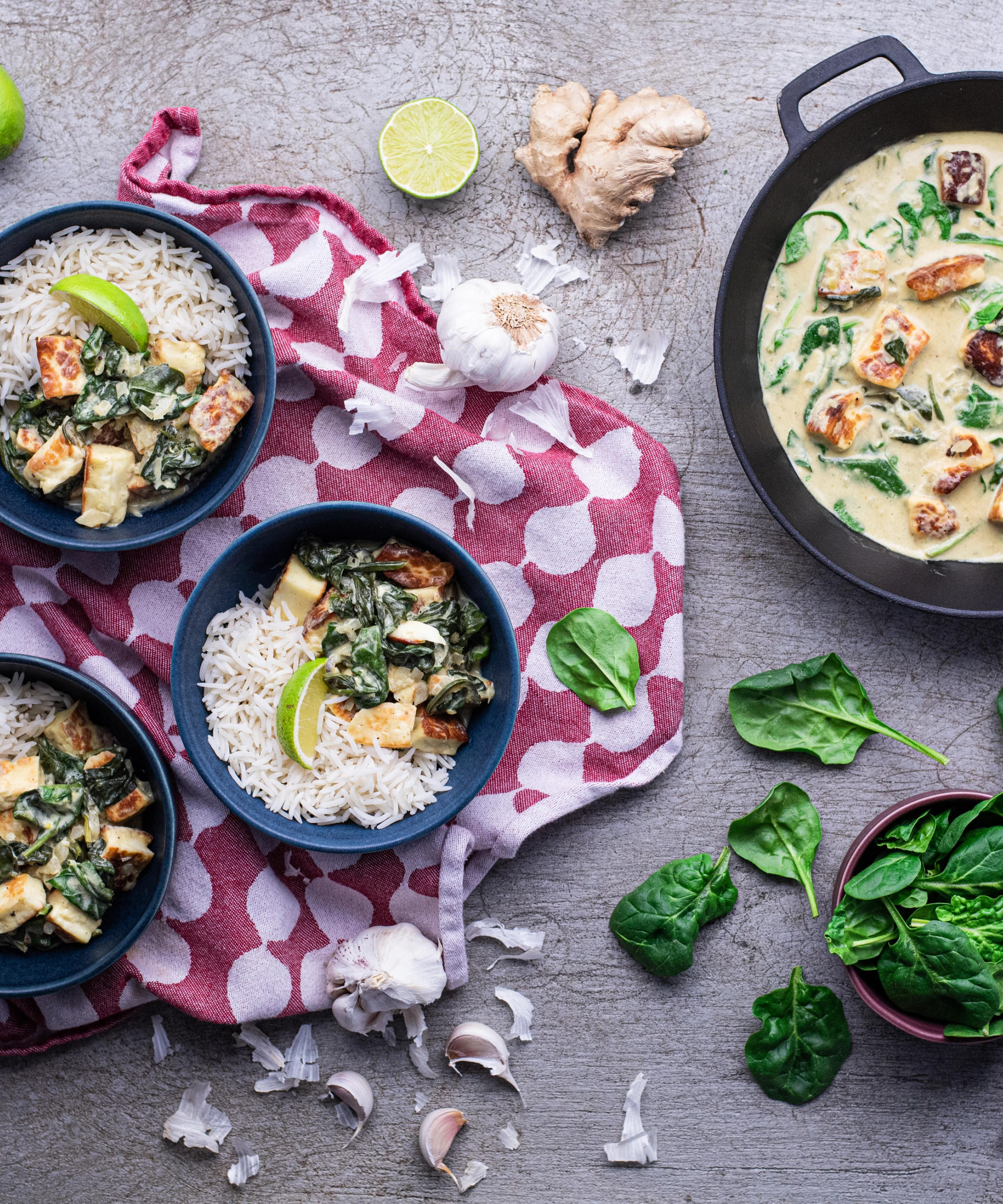 Vihreä Palak Paneer halloumijuustolla & riisiä