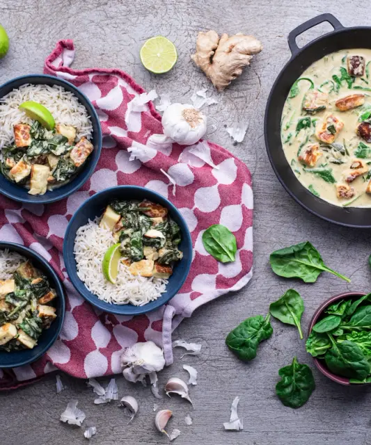 Vihreä Palak Paneer halloumijuustolla & riisiä