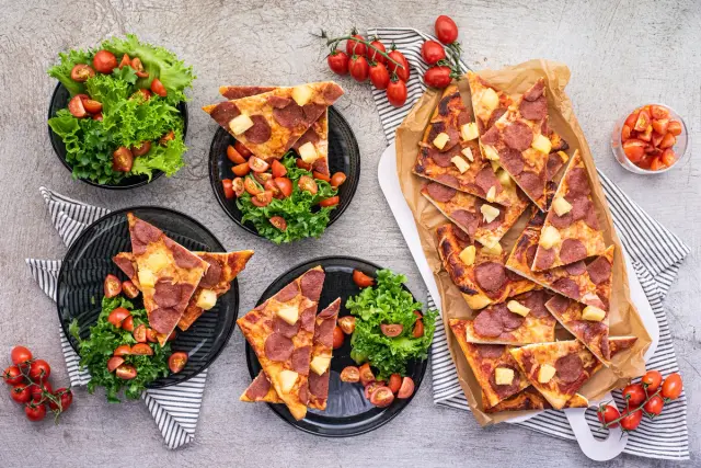 Ruokaboksin pepperonipizza & salaattia