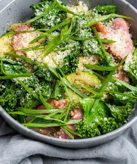 Soe suvikõrvitsa-kartulisalat peekoni ja parmesaniga