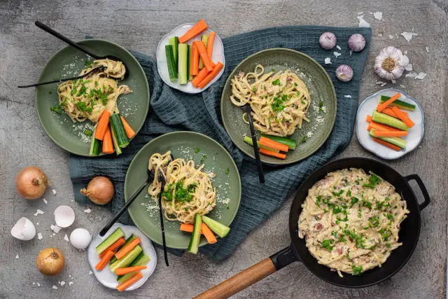 Perinteinen pasta carbonara & kasvistikkuja
