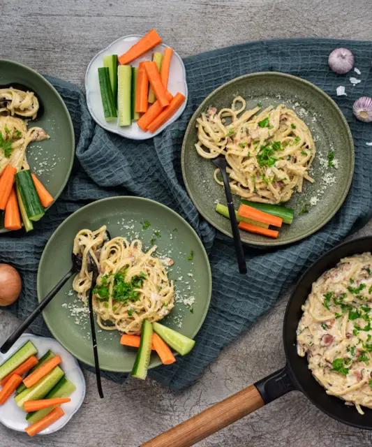 Traditsiooniline pasta carbonara ja köögiviljapulgad