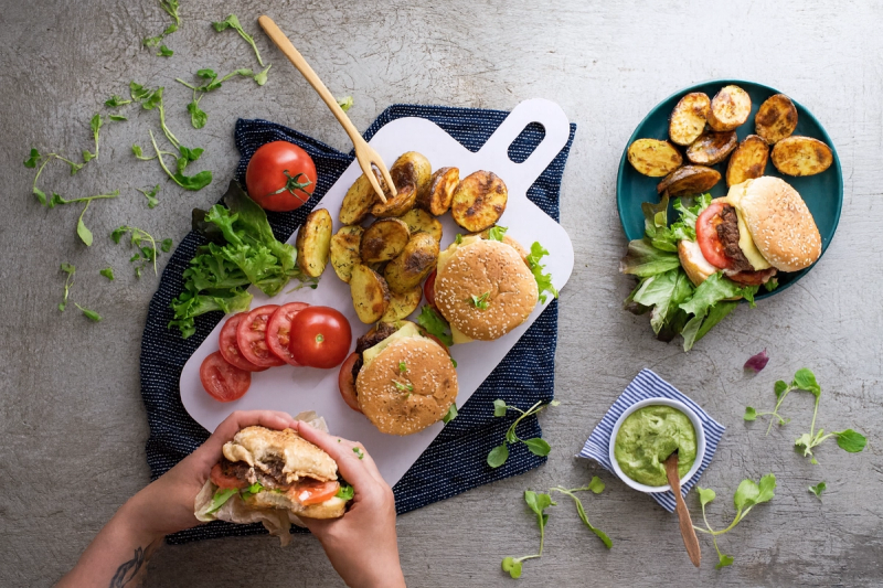 Krůtí burgery s chilli avokádovým dipem, cheddarem a pečenými bramborami