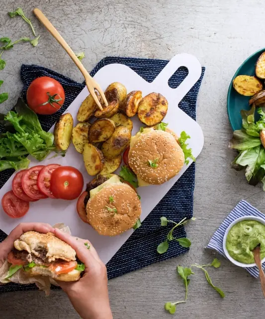 Krůtí burgery s chilli avokádovým dipem, cheddarem a pečenými bramborami