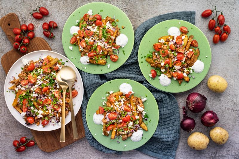 Kreikkalainen gyros fries nyhtöpossulla & fetajuustolla