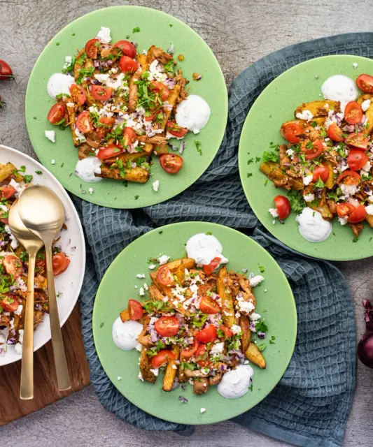 Kreikkalainen gyros fries nyhtöpossulla & fetajuustolla