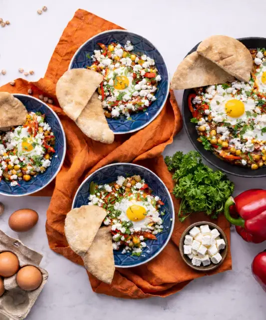 Shakshuka s vejci, cizrnou, balkánským sýrem a pitou