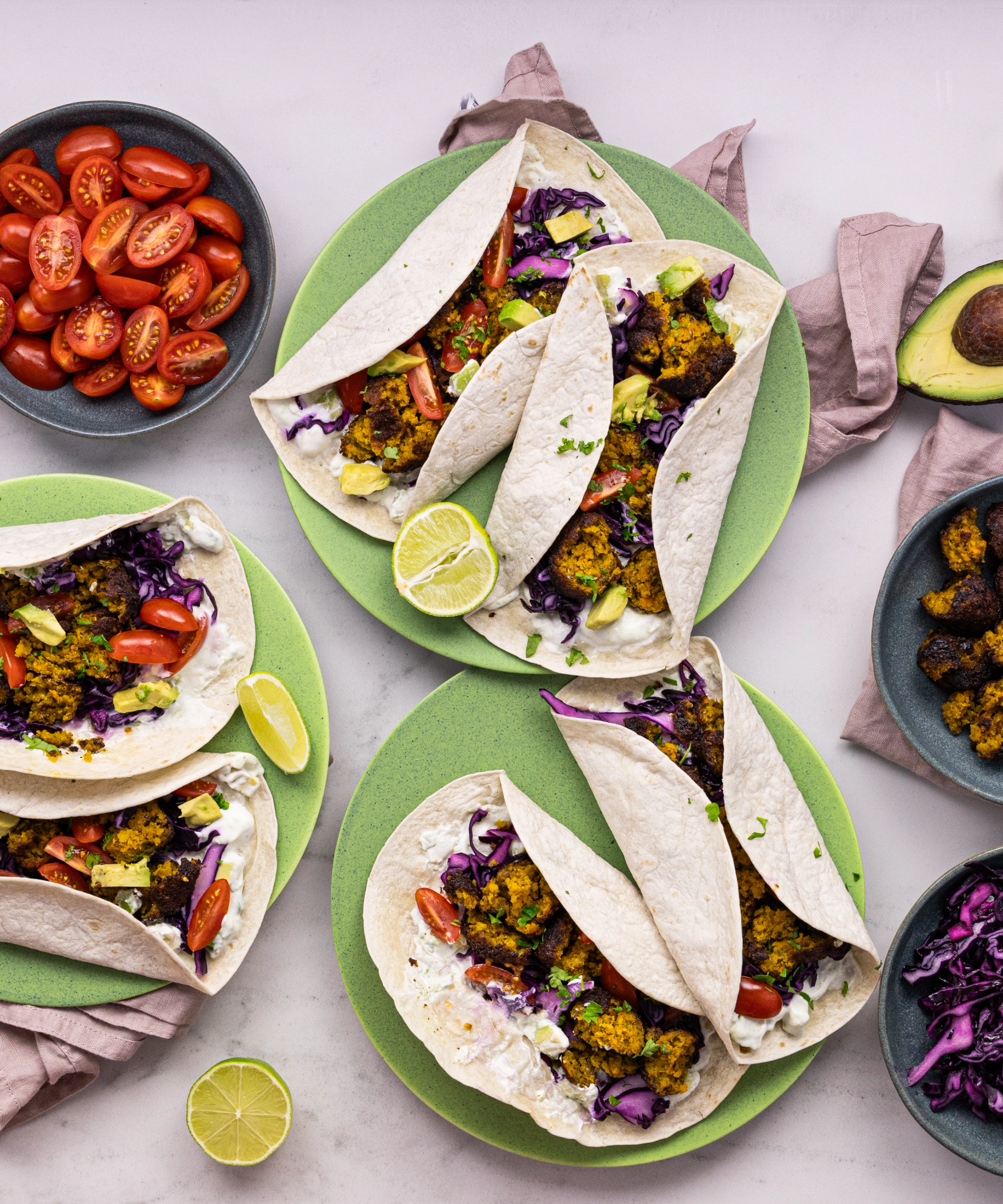 Falafelový wrap s avokádovým dipem a svěžím zelným salátem