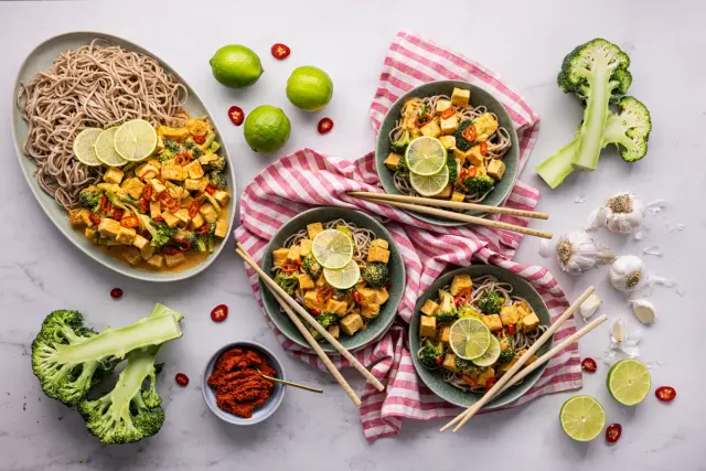 Thaimaalainen red curry tofulla & nuudeleita