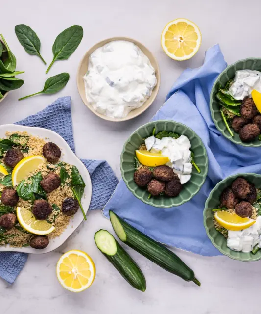 Herkullinen lihapullabowl sitruunaisilla jogurttikurkuilla