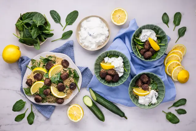 Herkullinen lihapullabowl sitruunaisilla jogurttikurkuilla