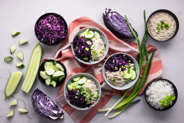 Tuna bowl eli tonnikalakulho riisillä & marinoidulla punakaalilla