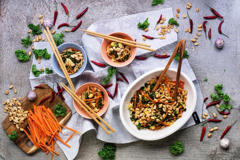 Pad Thai s krevetami v limetkové marinádě, kadeřávkem a arašídy