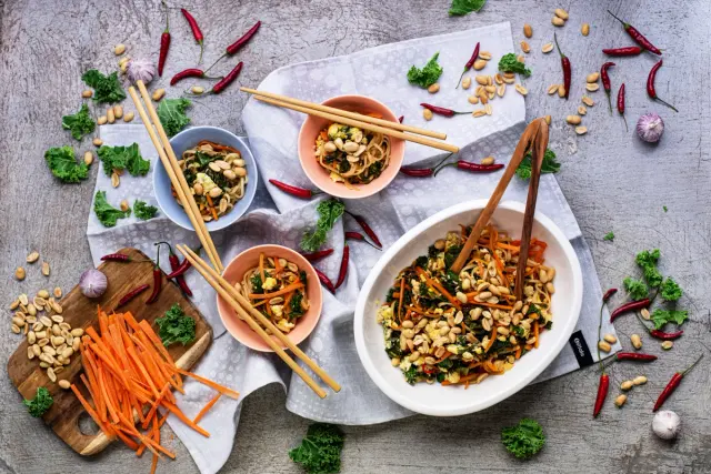Pad Thai s krevetami v limetkové marinádě, kadeřávkem a arašídy