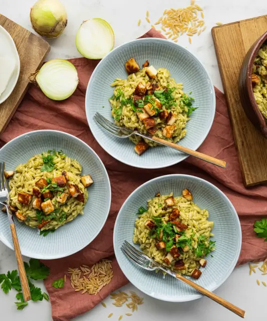 Pestolla maustettu orzotto & rapeaa halloumijuustoa