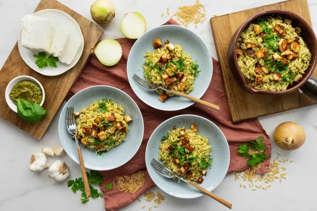 Pestolla maustettu orzotto & rapeaa halloumijuustoa