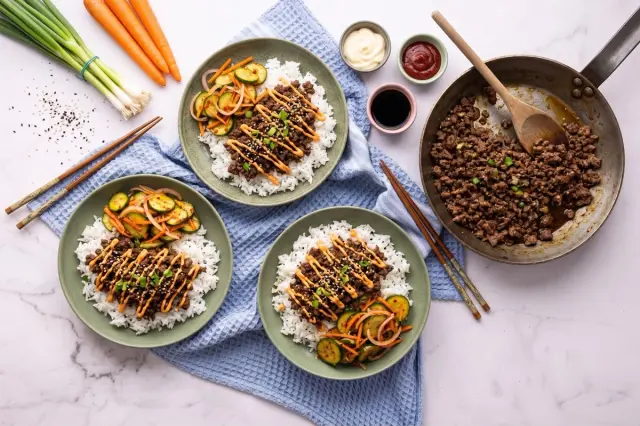 Korejský BBQ bowl s vepřovým masem, pikantním okurkovým salátem a gochujang majonézou