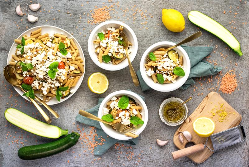 Lämmin pastasalaatti fetajuustolla & paahdetuilla kasviksilla