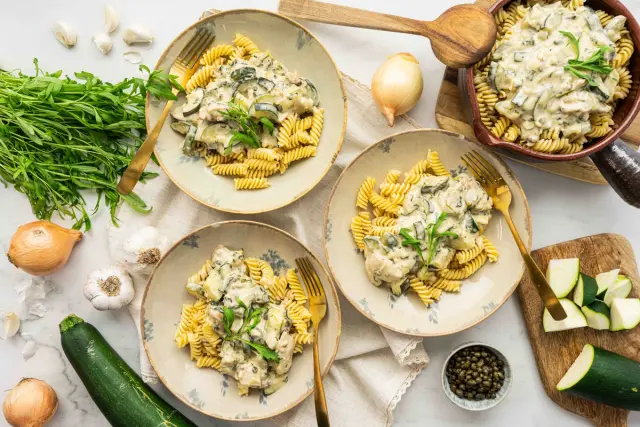 Rakuunalla maustettu kermainen kanakastike & pastaa