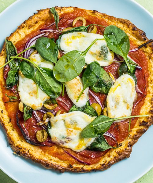 Kodujuustupõhjal pitsa hispaaniapärase chorizo vorstiga