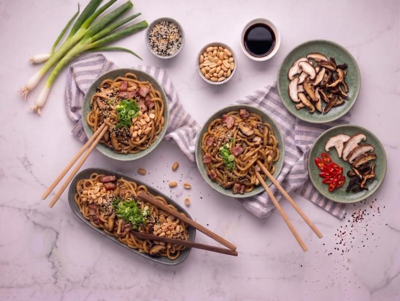Teriyaki udon nudle se slaninou, směsí hub, arašídy a sezamem