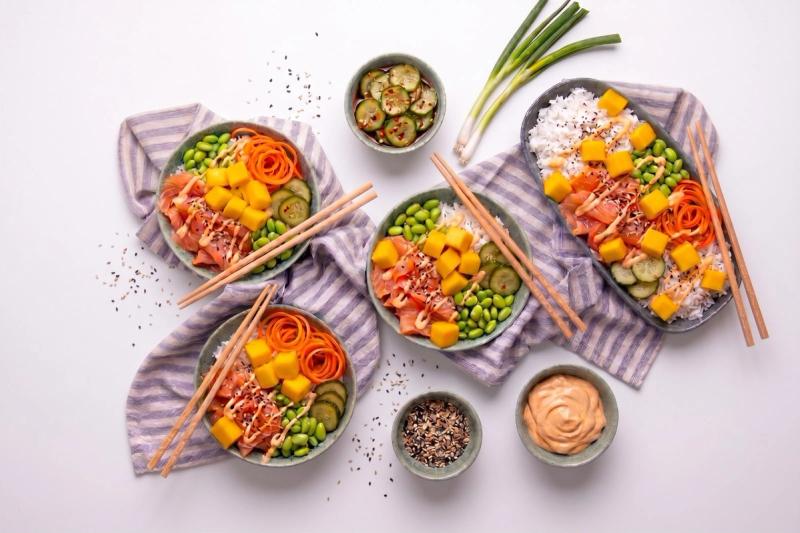 Poke Bowl s uzeným lososem, mangem, edamame a sriracha mayo