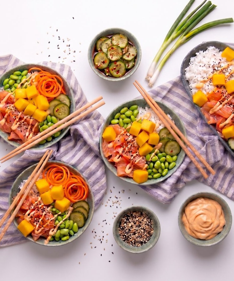 Poke Bowl s údeným lososom, mangom, edamame a sriracha mayo