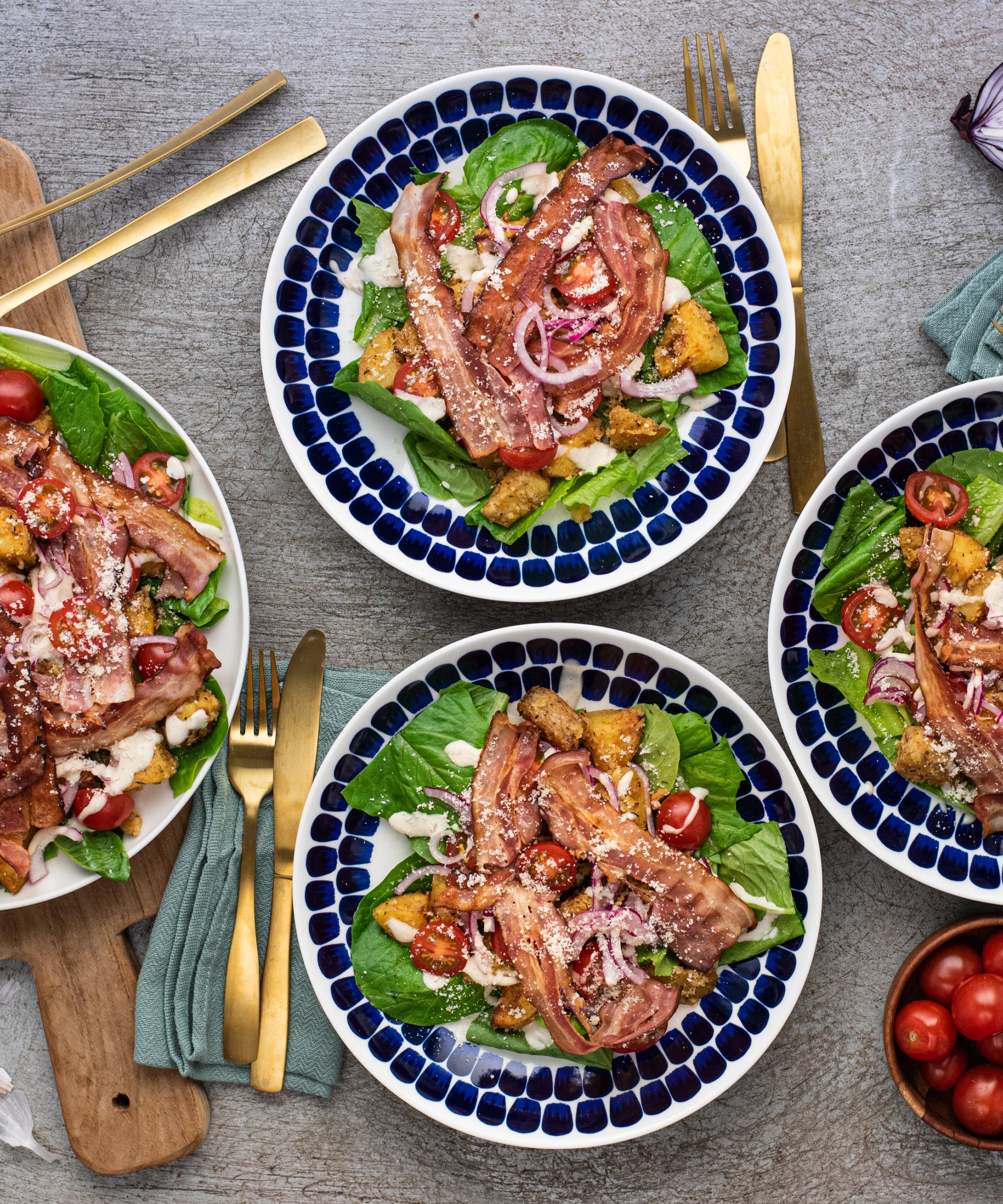 Caesarsalaatti paahdetulla pekonilla & perunoilla
