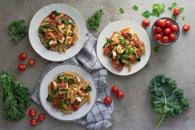 Rapeaksi paistettua halloumijuustoa, kirsikkatomaatteja & pastaa