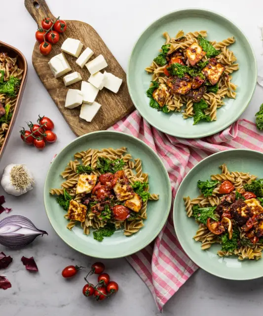 Pasta krõbeda halloumi ja kirsstomatitega