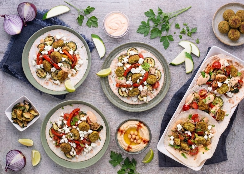 Falafelové wrapy s hummusem, balkánským sýrem a grilovanou zeleninou