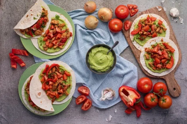 Chicken Tortillas with Vegetables and Avocado Dip