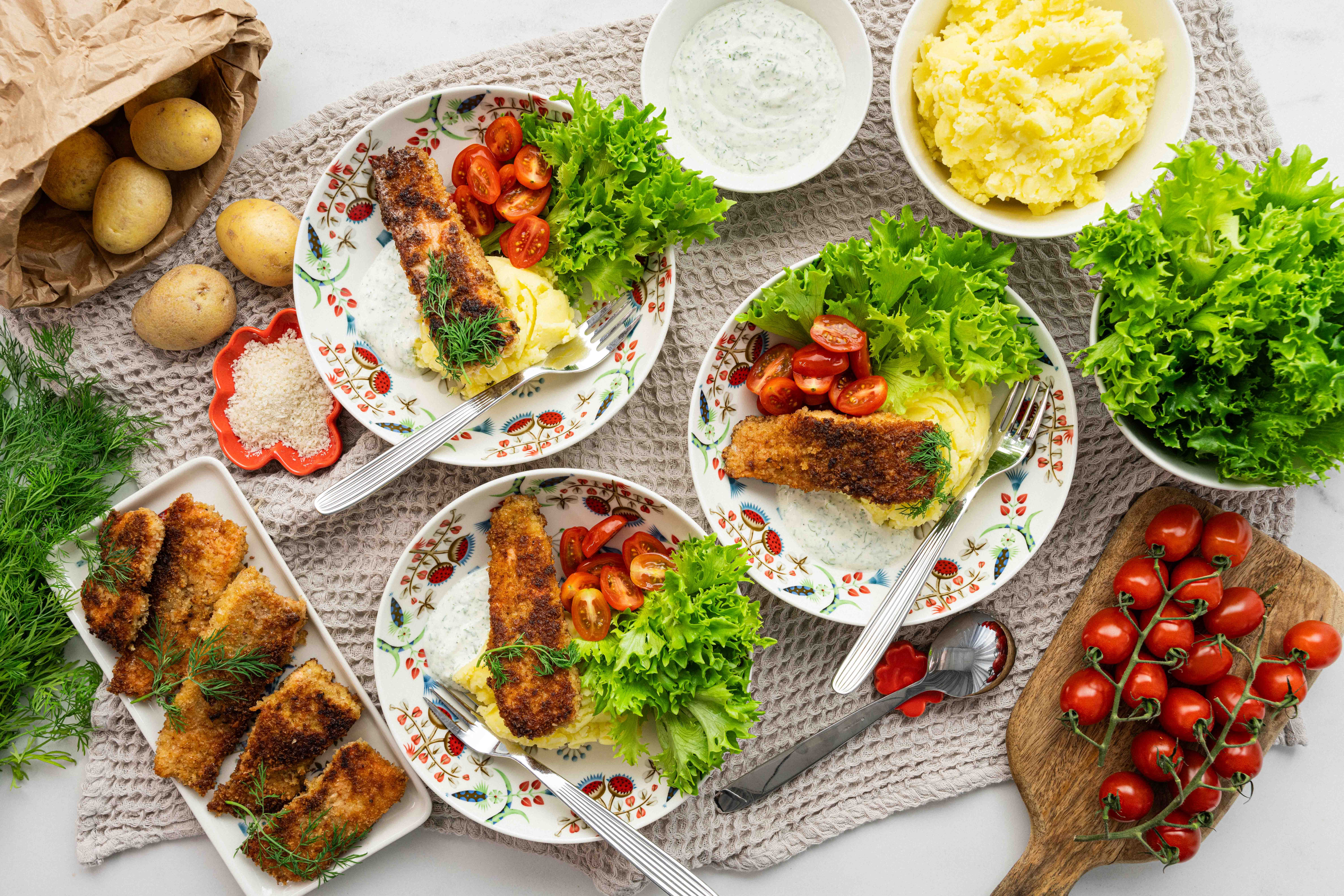 Crispy salmon pieces with dill-sour cream sauce and mashed potatoes