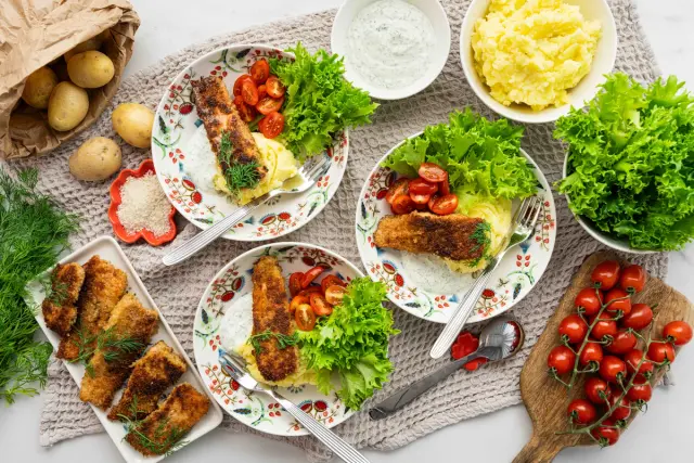 Ruokaboksin rapeat kalapuikot, kermaviilikastiketta & murskattuja perunoita