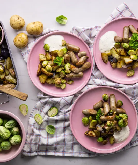 Paahdettuja bratwursteja, perunoita & karamellisoituja ruusukaaleja