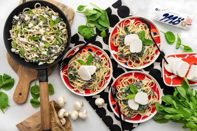 Salvialla maustettu pasta herkkusienillä & Mö Chavrella
