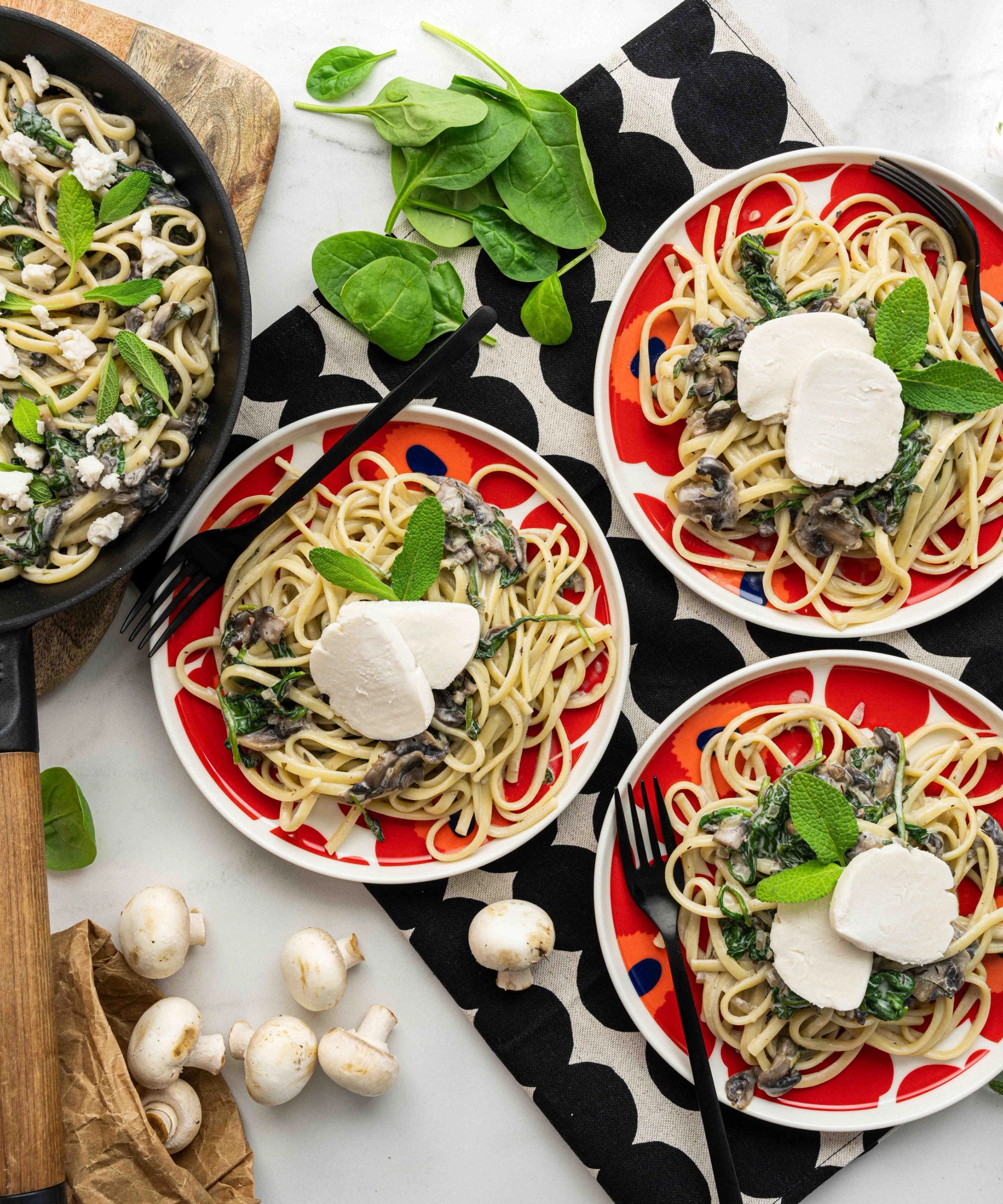 Salvialla maustettu pasta herkkusienillä & Mö Chavrella